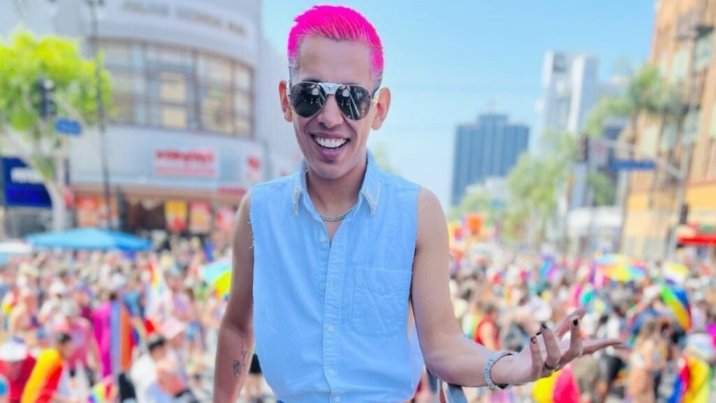 Jhonny Caz de Grupo Firme es Rey de la Marcha Gay 2022