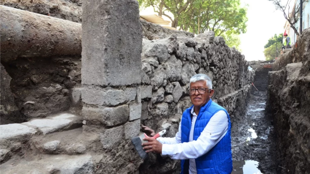 INAH descubre muro histórico del S. XVIII