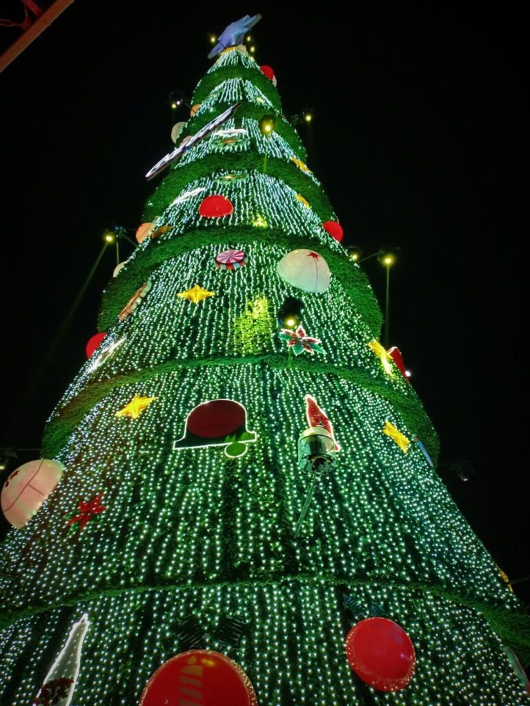 Así luce el árbol de Navidad más grande de México. Está en Iztapalapa ¿qué  hay? | Unión CDMX