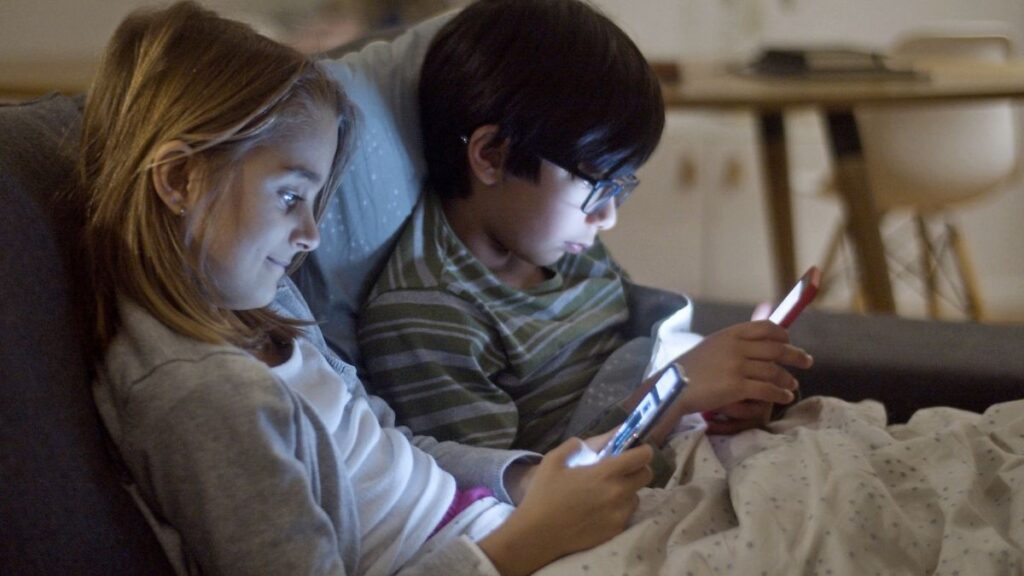 69% de niños menores de 11 años usan redes sociales en México